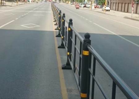 鄂州道路中央隔離護欄生產安裝完成