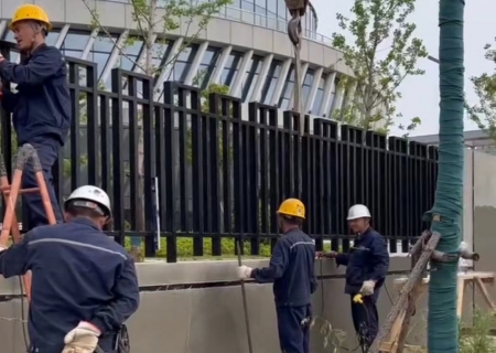 武漢護欄廠家定制的圍墻護欄開始施工安裝